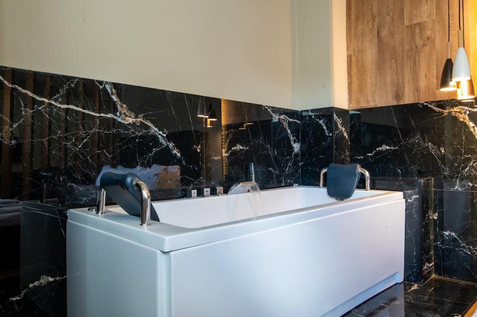 Noho Boutique , Premium Living Dikeou 8 Apartman Athén Kültér fotó